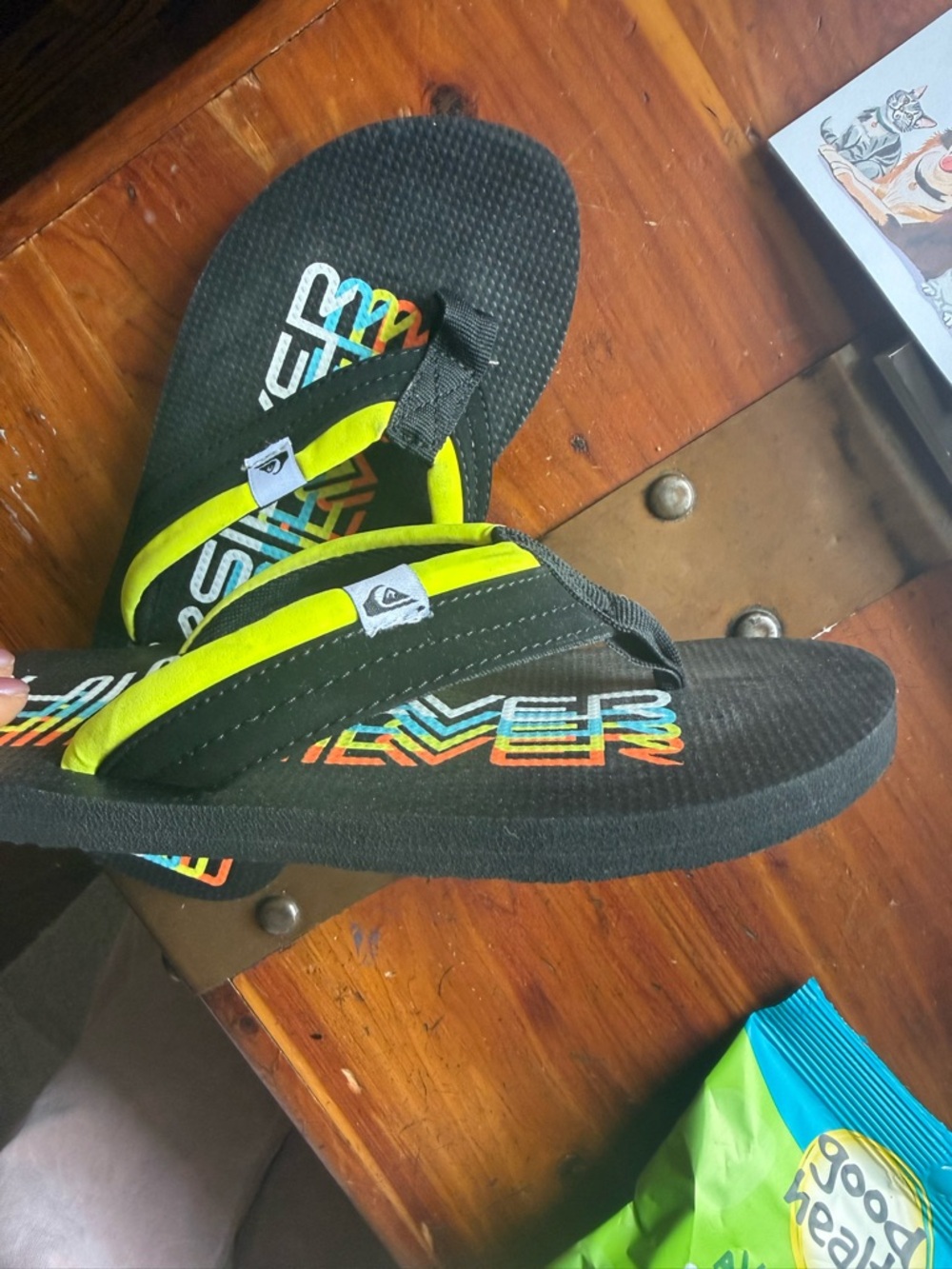Quiksilver BOYS SIZE 2,5 Black Flip Flops with Neon Yellow Accents